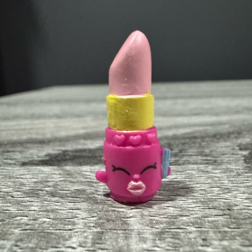 Shopkins | Health & Beauty: Pink Lippy Lips (1-102) - Mini Collectable Figure